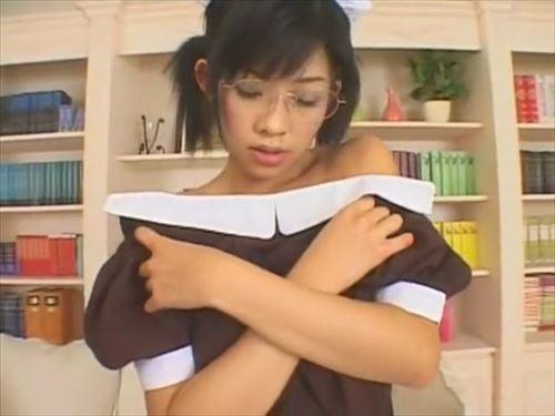 美少女元アイドルがメイド服で主人に尽くし、乱暴に迫られる