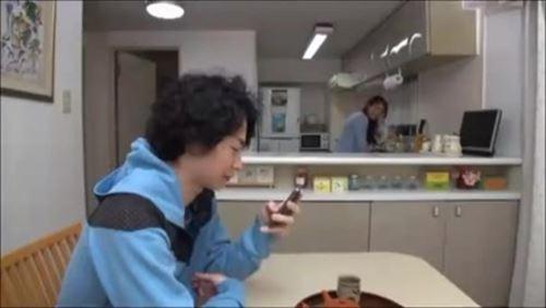 彼女を包む静けさは、欲望の嵐を呼び起こした