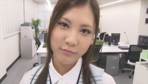 上司の誘いは断れない。残業後、女性社員たちの熱い視線と誘いに、オフィスで繰り広げられる密着セックス
