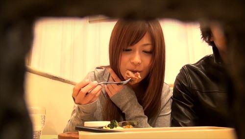 さとう遥希がファーストフード店で食事中、美しい若い女性が非情な目に遭う。