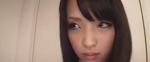 女子高生が公衆便所で勃起した男性器をしゃぶる。