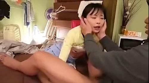 セクハラされた若い女性が自ら男性の器を要求し、喜びを感じる。