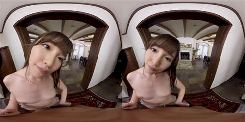 向きを変えつつ腰の動きが官能的で白い肌の体でご奉仕が絶えない。