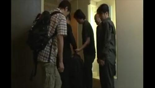 カラダを拒否できないまま近づく親戚の男性をキッチンで近づく。