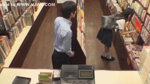真面目そうな少女が書店で性器を刺激され、快楽に陥り、中出しされる