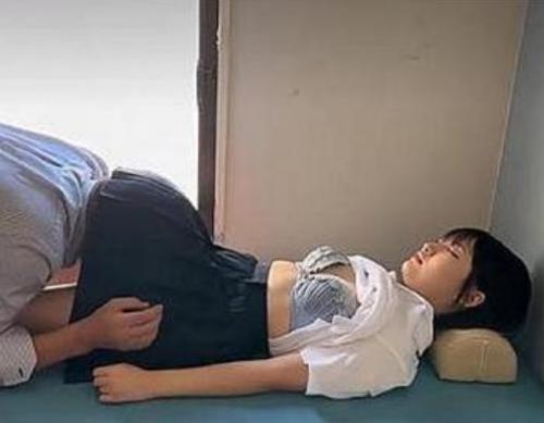 『JKのマンコの匂いは最高だなぁ〜』【JK】ロリコン犯罪者が少女のマンコをじっくり観察、犯されて性欲処理道具《レイプ》天乃のあ