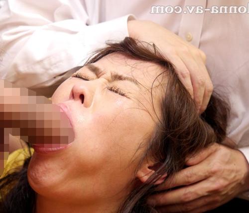 『あうぅ…もうダメ、イッちゃういます…！』【熟女】変態野郎に容赦なくチンポを突っ込まれた熟女！《レ●プ》