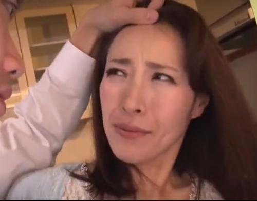 《おばさん》【人妻】自宅で飲むことになった夫の同僚…髪を掴まれて乱暴に扱われる妻が次々にチンコ挿入されてイカされちゃう《レイプ》
