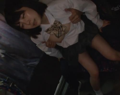 《高速バス痴漢》【JK】ロリ可愛いエロエロなJKの隣に座って羞恥で声を出せない少女を好き放題に肉便器レイプ！