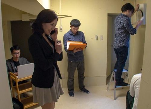 『いやぁ…こんなおばさんレイプしないで…』【人妻】クズレイプ犯に拒絶したのに小さな割れ目に生ハメされた熟女！《強姦》
