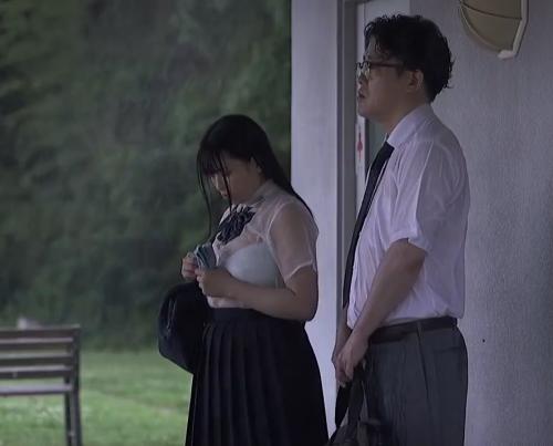 【JK】ゲリラ豪雨で濡れ透け制服のムチムチJKが知らないオッサンの極太肉棒で何度も痙攣イキ《レイプ》花柳杏奈