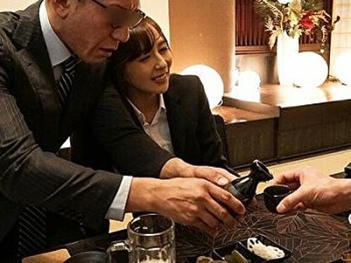 『何でもするから旦那にはバラさないで…！』【人妻OL】最低上司にチンポで膣奥ガン突きされてモノ扱いされた美人！《レｘプ》