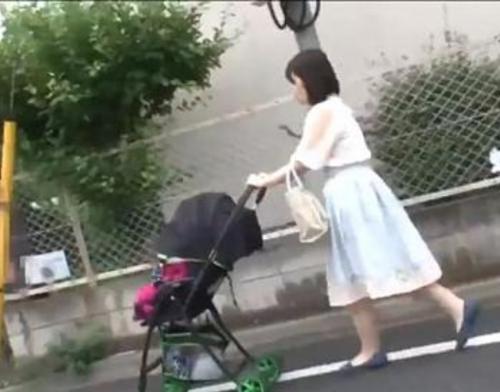 【人妻】公園にいるママさんから一番の美人をターゲットにして尾行する犯罪者、赤ん坊が泣こうが鬼ピスして何度もイカせる《レイプ》