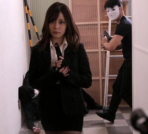『ごめんなさい、謝るから許して…あぁあ！』【美女】最低レイプ犯にデカチンで膣奥ガン突きされて感じまくりなお姉さん！《レイプ》