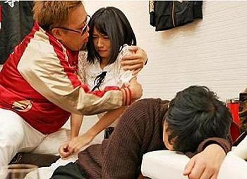 『お願いします、中に出さないで…！』【JD】キモ男にペニスでパコパコされてオナホ扱いされた少女！《レ○プ》