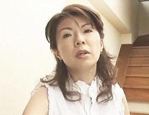 『ダメよ、こんなオバサン犯さないでよ…』【人妻】変態教師に嫌がっているのにチンポを生ハメされたおばさん！《レｘプ》