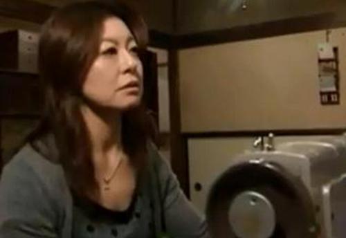 『ひぃうぅ…こんなオバサン達になにするのょ、』【人妻】死ぬほど嫌いなレイプ犯にチンチンで奥まで貫かれて性奴隷されたオバサン！《レ○プ》