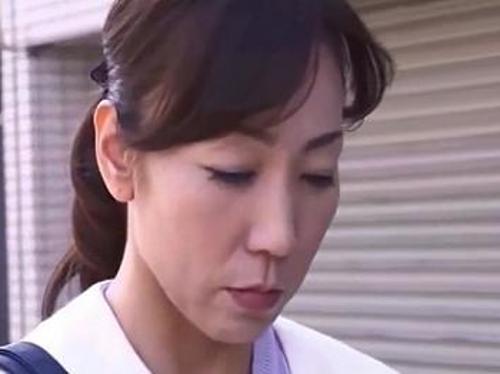 『や、めて…こんなオバサン犯すなんて…』【人妻】キチガイ犯罪者に抵抗したのに小さな割れ目に貫かれた熟女！《レイプ》