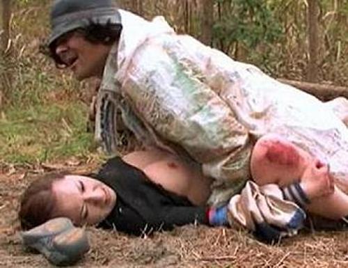『ひぃ…そっちの穴に挿れないで…ぁああ！』【熟女】ゴミクソ強姦魔に強引にチンチンを生ハメされた熟女！《レ○プ》