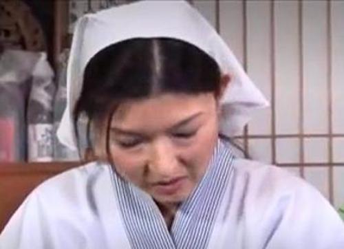 『もうこのオバサン脱がしちゃおうぜ〜w』【人妻】大嫌いな店長にチンチンで膣奥ガン突きされてイキまくりなおばさん！《レｘプ》