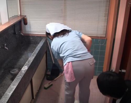 【掃除のおばさん】いつも会社をキレイにしてくれる熟女のお尻を眺める変態社員、強引にチンコ挿入したら大喜びで痙攣イキ《レイプ》