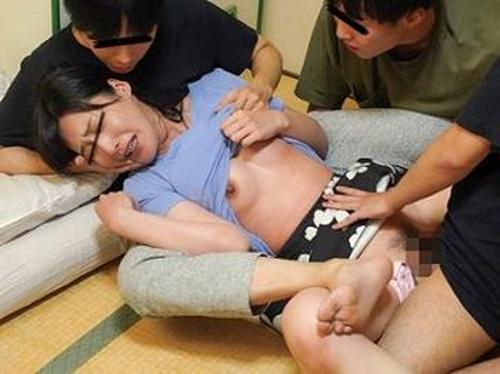 『奥さん、誘ってるんだよね…』【人妻】死ぬほど嫌いなレイプ魔に抵抗虚しく巨根をねじ込まれた妻！《レｘプ》