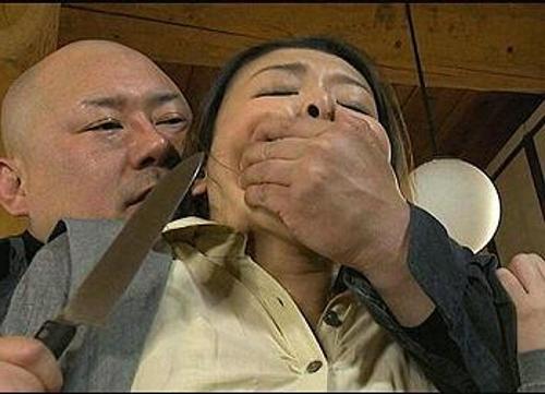 『こんなオバサンにバイブ挿れないでよぉ…！』【人妻】鬼畜レイプ犯にマラで奥まで貫かれて屈辱の痙攣イキするおばさん！《強姦》