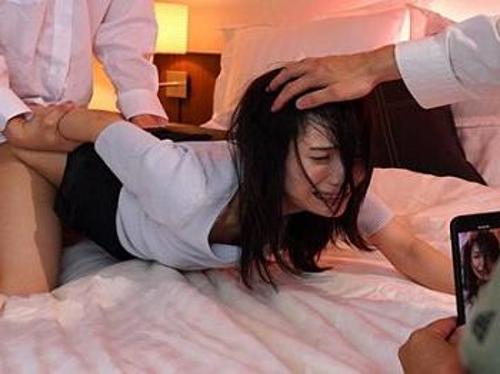 『お願い、もう許してください…』【女教師】変態強姦魔に巨根で奥まで貫かれて膣痙攣しっぱなし美女！《レ●プ》