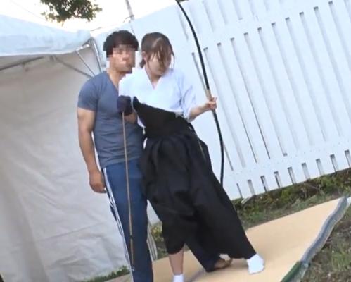 【部活JK】弓道のフォームの指導として体を触るキチガイ顧問教師、練習中にオマンコびしょ濡れにされてチンコ挿入《レイプ》
