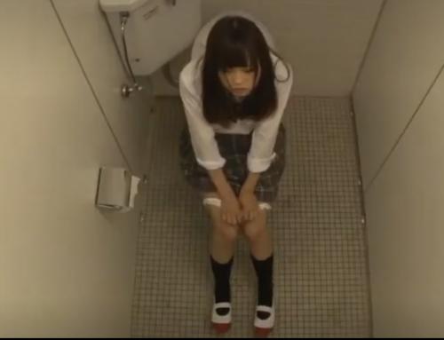 【JK】カギ故障！？トイレの個室から出てくることが出来ないロリ少女を助けてあげるついでに肉便器ファック《レイプ》