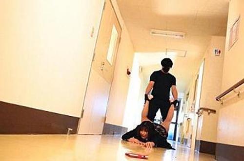 『やめる訳ねーだろ、ほら、出すぞ…オラァ！』【JK】ゴミクソ強姦魔に強引に小さな割れ目に生ハメされた女の子！《レ●プ》
