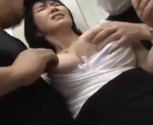 『痴漢しないでぇ、私おばさんなのよ…！』【50代人妻】熟女を囲む痴漢集団、好き放題に体を弄くられて何度もイッちゃう妻《レイプ》