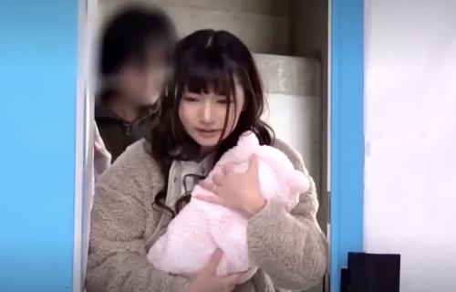 【MM号】子連れの人妻がマジックミラー越しで旦那と子供の目の前でヤられる