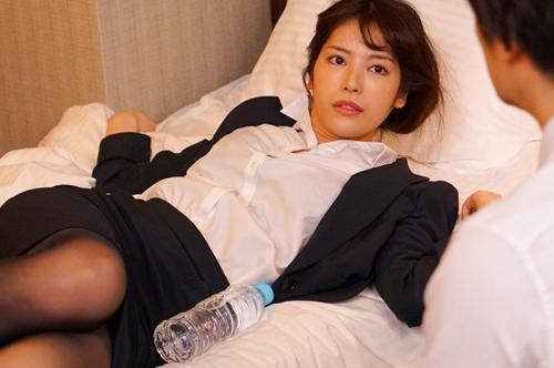 【楓カレン】絶倫の上司に一晩中何度もイカされ続けた女子社員の衝撃体験
