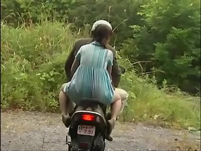 【ヘンリー塚本】年増の男と純真な少女が野外で情交に溺れる！深いキスを交わしながら豊胸を晒し激しい愛撫に悶え狂う！