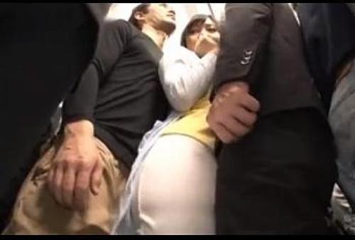 《痴漢》『いやぁ…誰か助けて…』【OL】満員電車でもないのに男たちが体を密着！抵抗虚しくチンコ挿入される肉便器《レイプ》