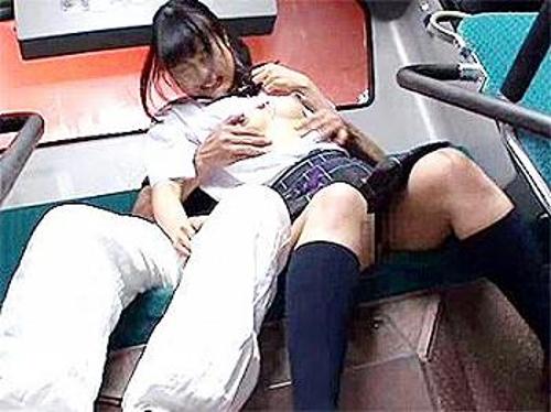 《レイプ》あまり人が乗っていないバスの後部座席で…【ロリJK】恐怖で固まるJKに挿入して…若いマンコの締め付けを堪能する変態