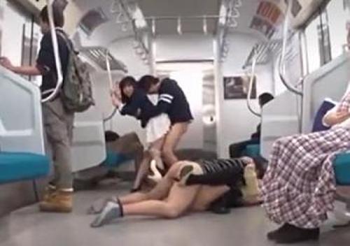 【電車内】《キチガイ》ムラムラしたらいつでもどこでも”レイプ”公共の場で突然襲われる少女たち《肉便器》