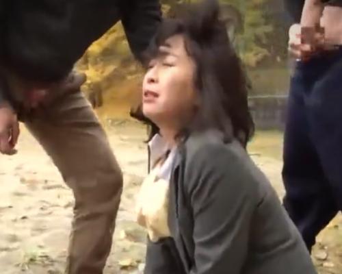 田舎の屋外で誰も助けてくれず見知らぬ男たちに犯されてしまった美熟女