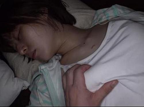 ロリ少女をストーキングして自宅特定【昏睡レイプ】成長途中の膨らみかけおっぱい・無毛マンコ！キチガイ変態野郎が無許可中出し！