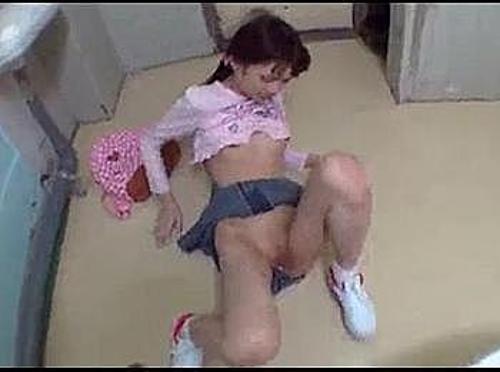 《小学生》無毛ロリ少女がキチガイ変質者に無理やり挿入されて…【肉便器JS】恐怖で泣き出す少女に大量精子をドクドク…《中出しレイプ》