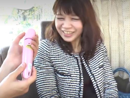 人の良さそうな熟女をナンパ。若い男から耳元にキスされながら電マ責めをされて我慢できずにホテルへ直行！