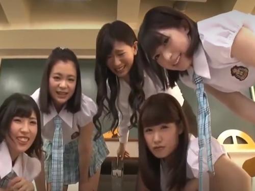 去年まで女子校だった学校に入学してきた男子生徒をいじめる女子グループ。先生をも加わり強制飲尿などやりたい放題！