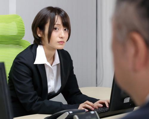 【吉良りん】仕事が出来ない先輩男と一緒に出張に行った美少女OLが鬼畜な男たちに襲われ3Pパコパコ