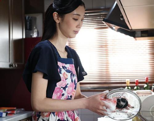 【小松杏】色気ただようスレンダー奥さんは自宅にやって来た侵入者に無理やり手籠めにされる