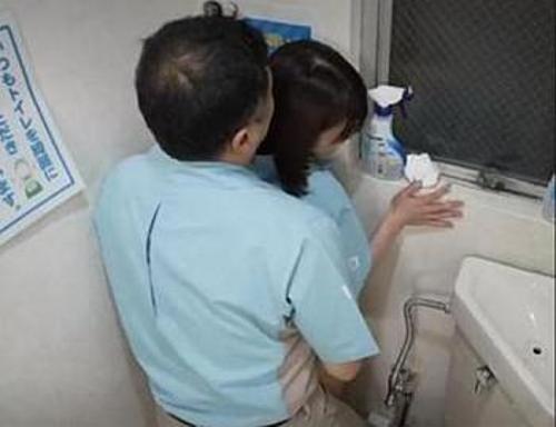 『お願いします、中に出さないで…！』【JD】カス店長に無理やり割れ目に突っ込まれた娘！《レ●プ》