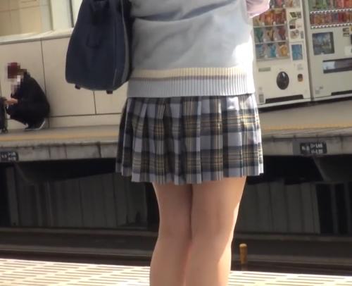 【JK】経験の少ないロリ少女が痴漢被害、スゴテクでオマンコをびしょ濡れにされて羞恥…大量潮吹きしちゃった少女《レイプ》
