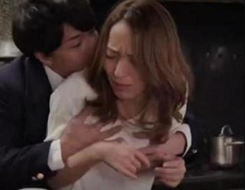 『息子イジメられたくなかったらセックスさせてよ』【人妻】子供の親友だと思ってた少年に犯された妻、脅迫されて抵抗できず《レイプ》