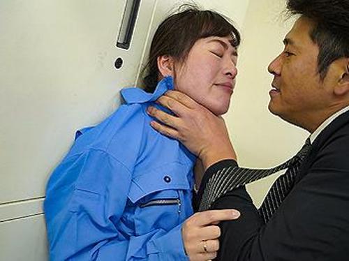 『あぁ、あぐぅ…ダメ、こんなおばさん犯すなんて…』【人妻】カス男に抵抗したのにキツマンに突っ込まれた熟女！《レ●プ》