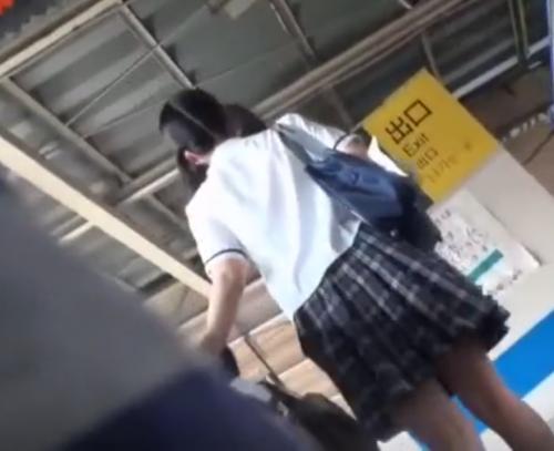 【JK】気弱そうな少女発見、一緒に電車に乗ってオマンコを好き放題かき回す痴漢野郎、肉便器にされた清楚ロリ少女《レイプ》